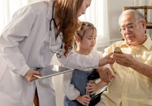 Steigende Krankenkassenprämien 2026: Was Rentnerinnen und Rentner in der Schweiz jetzt beachten sollten